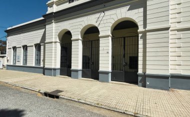 colonia del sacramento, uruguay - Kasım 2 2022: şehrin eski klasik mimari ve terk edilmiş tren istasyonunun girişi