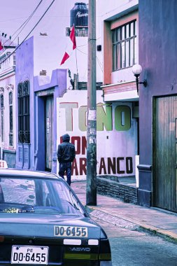 Lima, Peru - 13 Ağustos 2010: Lima Peru 'da renkli binalar ve yakınlarda yürüyen bir kişi tarafından çevrili bir caddeye bir taksi park edildi.