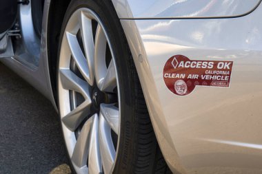 Willits, ABD - 15 Şubat 2020: Willits California 'daki bir aracın tamponundaki temiz hava çıkartması elektrikli araba için uygun olduğunu gösteriyor
