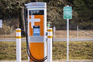Laytonville, ABD - 15 Şubat 2020: Laytonville California 'da elektrikli arabaların hızlı şarj noktası.