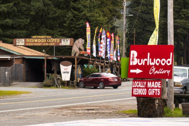Garberville, ABD - 15 Şubat 2020: Yerel yapım ürünleri olan hediyelik eşya dükkanları Garberville California 'daki Giants Bulvarı boyunca bulunabilir