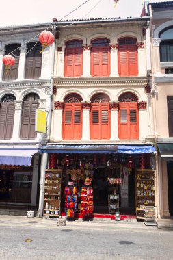 Singapur, Singapur - 29 Kasım 2012: Singapur şehir merkezindeki sömürge tüccarlarının evleri ve yerel dükkanlarla dolu sokaklar