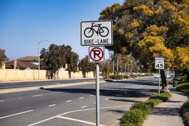 Oxnard, ABD - 20 Şubat 2020: Oxnard California 'da trafik kurallarını gösteren ve park alanı bulunmayan bir yol işareti.