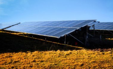 Güneş panelleri açık havada sürdürülebilir yenilenebilir güneş enerjisi topluyor
