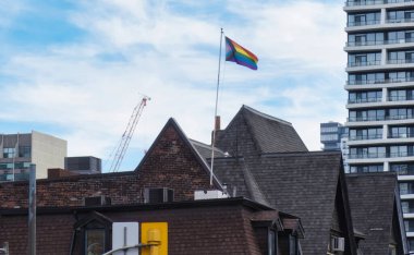 Toronto, Kanada - 25 Ekim 2022: İniş gökkuşağı lgbtqa bayrağı gay kilise caddesinde bar restoranları ve dükkanlarıyla