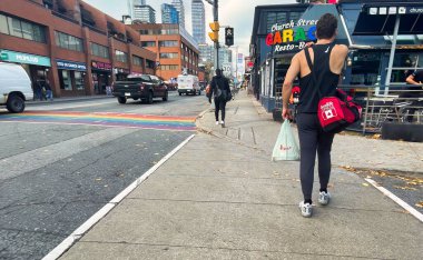 Toronto, Kanada - 25 Ekim 2022: Gay kilisesi caddesinin kaldırımında restoran ve gay veya lgbtq kulüpleri olan kişi