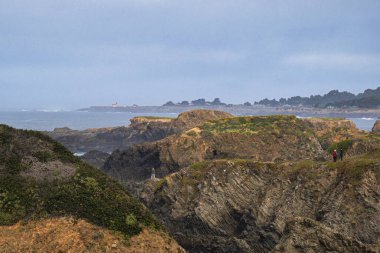 Mendocino, ABD - 16 Şubat 2020: Mendocinos 'u keşfetmek büyüleyici uçurumlar ve ikonik deniz fenerlerinin yer aldığı kayalık körfezler