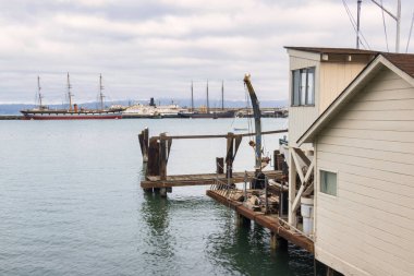 San Francisco, Amerika Birleşik Devletleri - 13 Şubat 2020: San Francisco limanındaki ahşap deniz gözcüleri üssü denizcilik faaliyetleri sergilenen denizaltı ve yelkenliler