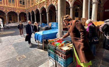 Lille, Fransa - 12 Nisan 2023: Avludaki insanlar tarihi eski kasabadaki eski borsada kitap tezgahları kurdular