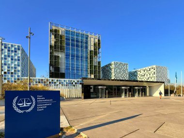 Den Haag, Hollanda - 24 Ekim 2024: Uluslararası Ceza Mahkemesi 'nin dış mekanı açık mavi gökyüzü altında modern mimariyi sergiliyor