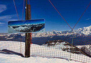 La Clusaz, Fransa - 20 Nisan 2017: La Clusaz 'daki Mont Blanc' ın çarpıcı panoramik manzarasını sunan kayak alanının işaret zirvesi