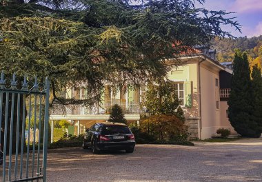 Talloires, Fransa - 19 Ekim 2015: Büyüleyici giriş kapısı Fransa 'nın Talloires şehrinde güzel manzaralarla çevrili lüks bir malikaneye açılıyor.