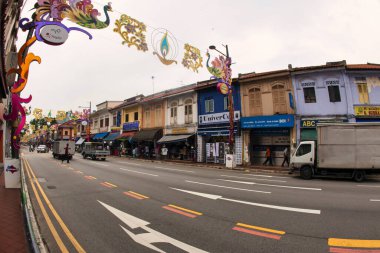 Singapur, Singapur - 28 Kasım 2012: Tarihi mimari ve canlı titreşimleri gösteren kamyonlar geçerken, Singapur şehir merkezindeki koloni ticaret evleri sıralanıyor.