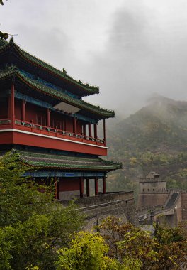 Pekin, Çin - 18 Ekim 2017: Sabah sisi Çin Seddi 'ndeki bir gözetleme kulesini sarar Ekim ayında Pekin yakınlarındaki büyüleyici dağ manzarasını gözler önüne serer..