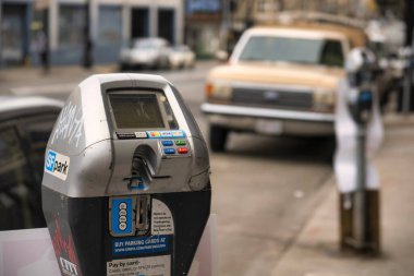 San Francisco, ABD - 13 Şubat 2020: Eski moda kredi kartı ve bozuk para parkmetresi San Francisco 'da sokakta duruyor