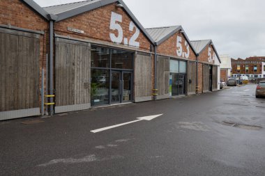 Bristol, Birleşik Krallık - 10 Mart 2020: Bristol 'da eski bir boya fabrikası modern ofislere ve kentleşmeyi gösteren yaratıcı mekanlara dönüştürüldü.