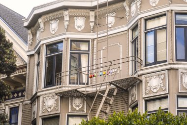 San Francisco, ABD - 14 Şubat 2020: San Francisco 'da tarihi bir Viktorya dönemi binasının çatı inşaatı karmaşık ayrıntılar ve mimari tarzı sergiliyor.