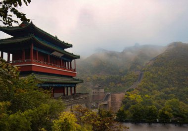 Pekin, Çin - 18 Ekim 2017: Sabahın erken saatlerinde Pekin yakınlarındaki yemyeşil dağlarla çevrili Çin Seddi boyunca bir gözetleme kulesi gururla ayakta duruyor.