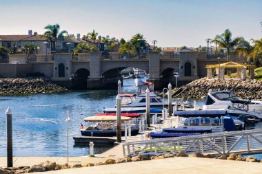 Oxnard, ABD - 20 Şubat 2020: Oxnard 'daki modern bir marina, açık bir Şubat günü Kaliforniya' da palmiye ağaçlarıyla çevrili lüks yatlara ev sahipliği yapıyor..