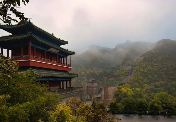 Pekin, Çin - 18 Ekim 2017: Sabahın erken saatlerinde Pekin yakınlarındaki yemyeşil dağlarla çevrili Çin Seddi boyunca bir gözetleme kulesi gururla ayakta duruyor.