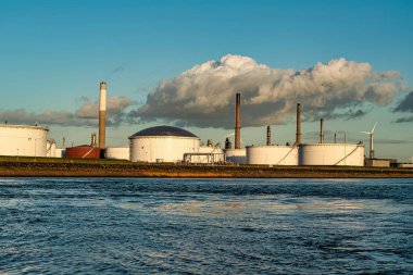 Rotterdam, Hollanda - 22 Kasım 2021: Manzara, Rotterdam 'da enerji çeşitliliğini ön plana çıkaran rüzgar türbinleriyle birlikte petrol tankları içeriyor.