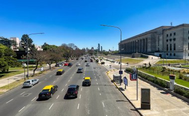Buenos aires, Arjantin - 27 Ekim 2022: Ulusal Arjantin bayrağı ve arabaları ve yayaları olan tarihi hukuk fakültesi
