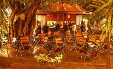 La Palma, İspanya - 03 Aralık 2013: Etrafı ağaçlarla çevrili büyük bir köy.