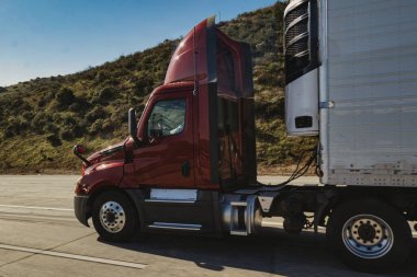 Los Angeles, ABD - 23 Şubat 2020: Los Angeles California 'da bir otoyol boyunca büyük kırmızı bir Amerikan kamyoneti nakliye malları