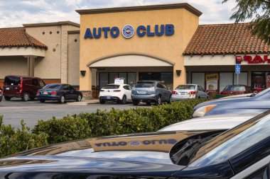 Oxnard, ABD - 21 Şubat 2020: Oxnard California 'da bulunan otomobil kulübü otoparkında faaliyet ve araçlarla dolup taşıyor