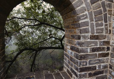 Pekin, Çin - 18 Ekim 2017: Küçük bir pencere Pekin 'deki Çin Seddi' nde doğanın ötesindeki bir gözetleme kulesinden nefes kesici bir manzara ortaya çıkarıyor..