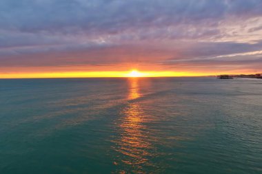 Brighton, Birleşik Krallık - Mart 04: 2022: Brighton Birleşik Krallık 'ta bir çakıl taşı plajı yakınlarında gün batımının sakin bir görüntüsü. Renkler alacakaranlık saatlerinde sakin bir atmosfer yaratıyor..