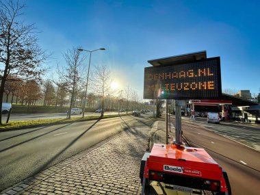 Den Haag, Hollanda - 16 Aralık 2021: Taşınabilir dijital yol tabelası, ağır kirletici araçların bölgeye girmesini yasaklayan temiz hava sahası yönetmeliklerini gösteriyor