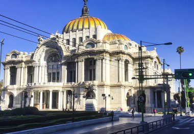 Mexico City, Meksika - Şubat 09 2017: Palacio de Bellas Artes 'in koloni mimarisi Mexico City' de bir sanat müzesine ev sahipliği yaparken güzelliğini sergiliyor