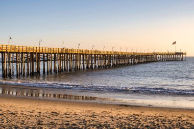 Ventura, ABD - 21 Şubat 2020: Tahta iskele günbatımında Ventura California 'da kumlu plajlarla Pasifik Okyanusu' na uzanır.