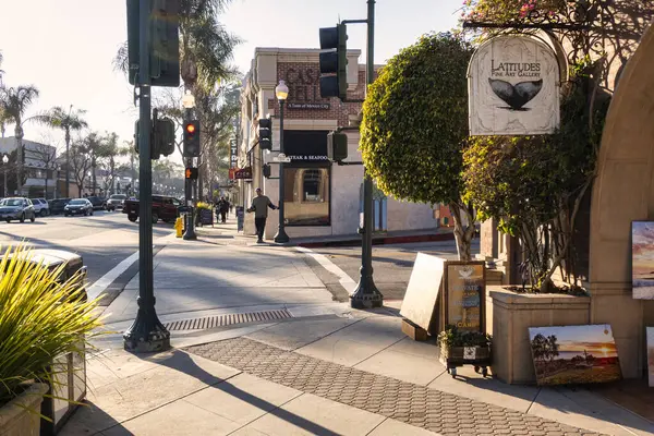 Ventura, ABD - 21 Şubat 2020: Ventura şehir merkezindeki yayalar yerel sanatçıları sergiliyor