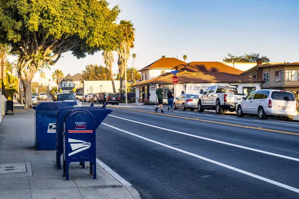 Ventura, ABD - 21 Şubat 2020: Ventura caddesinde bulunan ve güneşli bir şubat günü yakınına park edilmiş araçlar için öncelikli posta kutusu.