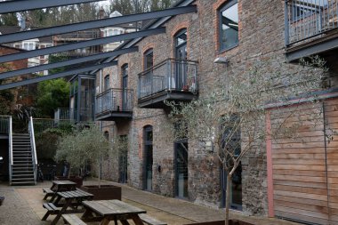 Bristol, İngiltere - 10 Mart 2020: Bristol 'deki eski boya fabrikası, kentsel yenilenme ve yaratıcılığın sergilendiği apartman galerileri ve stüdyolarıyla canlı bir alan haline geldi.