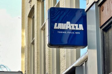 Lahey, Hollanda - 23 Ocak 2023: Lavza kahveli bir restoranın ön cephesi ve tabelası