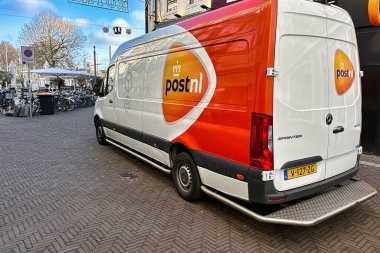 Hollanda, den haag - 23 Ocak 2023: bir dağıtım şirketi kamyonu.