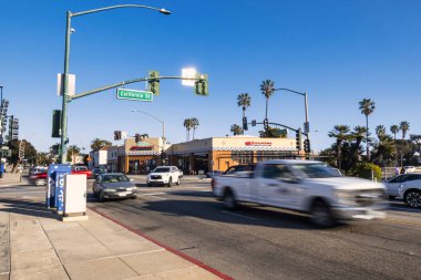 Ventura, ABD - 21 Şubat 2020: Ventura California 'da yoğun kavşak trafik ışıklarının yoğun olduğu yoğun saatlerde araçlar ve palmiye ağaçları ile doludur..