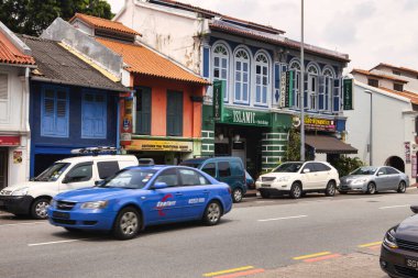 Singapur, Singapur - 28 Kasım 2012: Sömürge tüccarlarının evleri 28 Kasım 2012 'de işlek caddelerde canlı mimari sergiliyorlar..