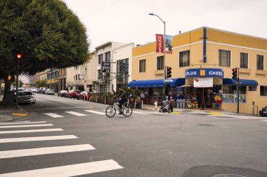 San Francisco, Amerika Birleşik Devletleri - 13 Şubat 2020: Bir bisikletçi San Francisco 'da bir kavşakta geziniyor..