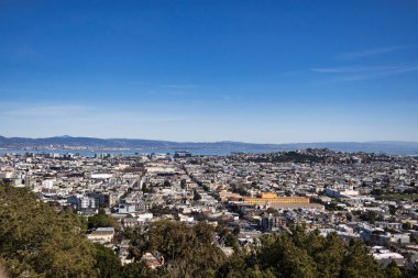 San Francisco, ABD - 11 Şubat 2020: San Francisco 'nun hava manzarası açık mavi gökyüzüne karşı şebeke düzeni ve kendine özgü yerleşim binalarını gösteriyor.