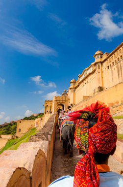 Jaipur, Hindistan - 16 Eylül 2011: Filler turistleri açık mavi gökyüzü altında Jaipur Hindistan 'daki Amber Kalesi' ne taşıdı.