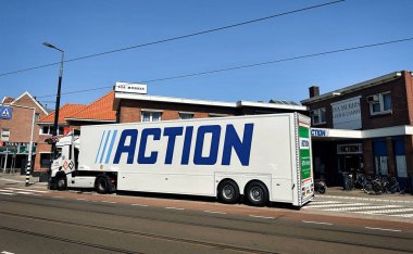 Rotterdam, Hollanda - 13 Haziran 2023: Düşük maliyetli mağaza eylemlerinden oluşan bir teslimat kamyonu bir mağazanın önüne park edildi