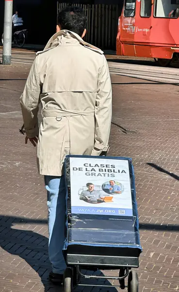 Hollanda, den haag - Haziran 03 2023: Şehir sokaklarında Tanrı 'dan mesaj getirmek