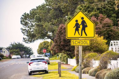 Mendocino, ABD - 16 Şubat 2020: Açık sarı bir okul tabelası sürücüleri Mendocino kıyı kasabasında küçük bir okulun varlığına dair uyardı.