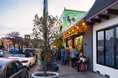 San Rafael, ABD - 17 Şubat 2020: Kalabalık San Rafael California 'daki popüler bir restoranın önünde yemek ve paket servisi deneyimleri için toplandı.