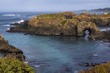 Mendocino, ABD - 16 Şubat 2020: Mendocino California 'nın nefes kesici uçurumlarını ve dingin körfez girişlerini keşfedin