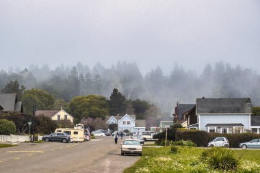 Mendocino, ABD - 16 Şubat 2020: İnsanlar 16 Şubat 2020 'de sokaklarda dolaşırken sahil kenti Mendocino' ya sis çöker ve sakin bir atmosfer yaratır..